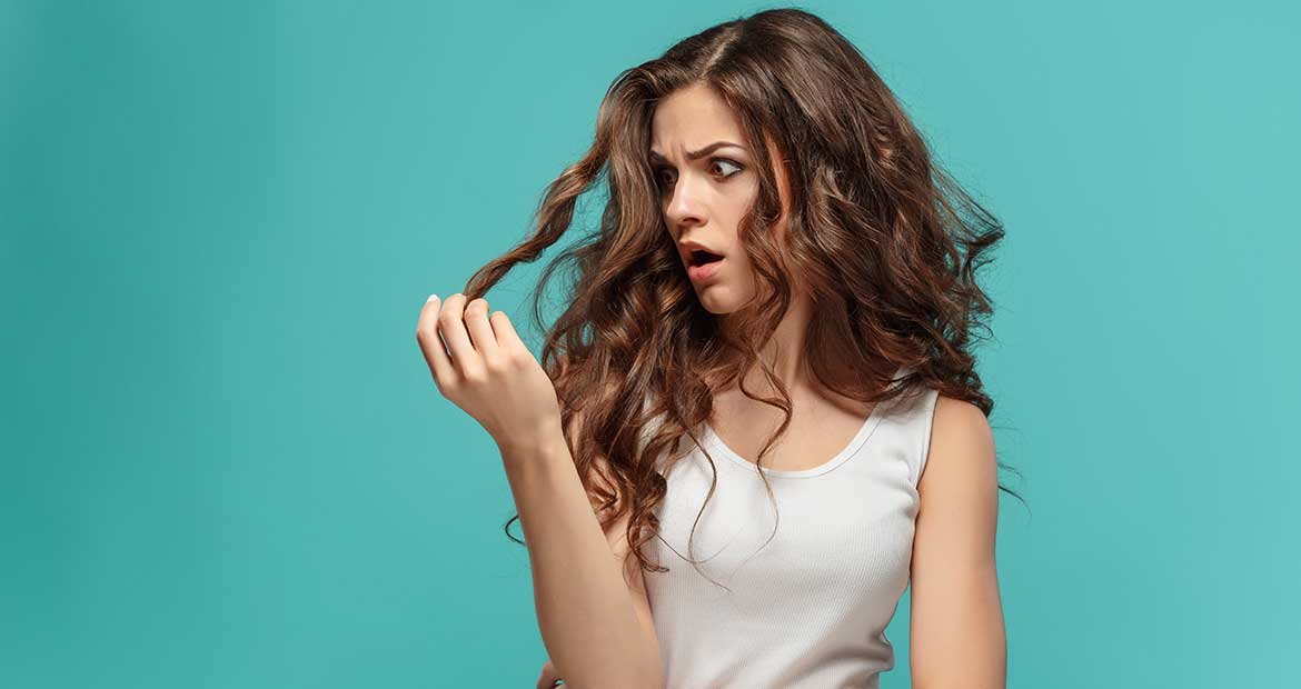 Mulher Olhando O Estado Do Seu Cabelo